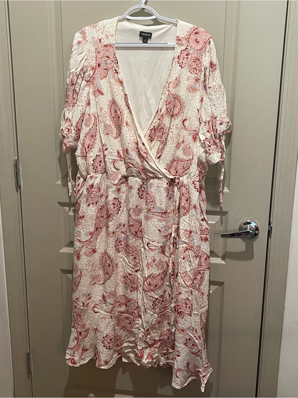 NWOT- TORRID. Floral Wrap Midi Dress in White and Dusty Rose🌷